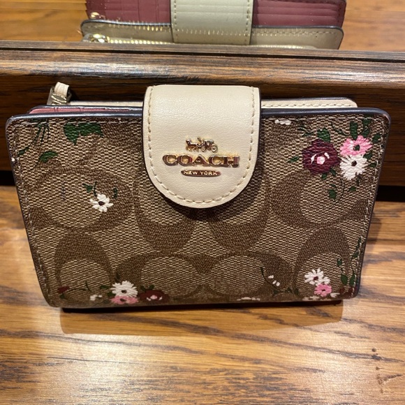 Coach Evergreen Floral Wallet - Picture 1 of 6